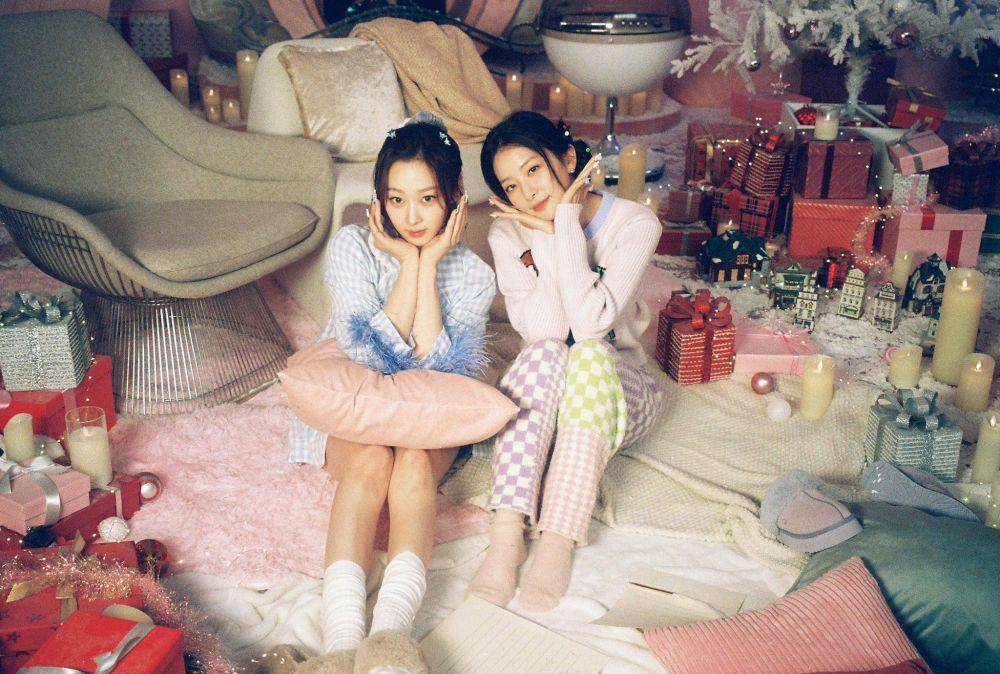 Giselle aespa bersama Seulgi Red Velvet di belakang layar "Beautiful Christmas" (twitter.com/SMTOWNGLOBAL)