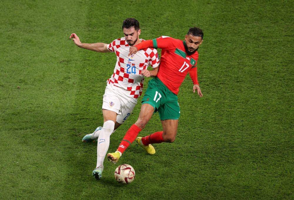 Duel pemain Kroasia dan Maroko dalam laga perebutan tempat ketiga Piala Dunia 2022. (Twitter/@WorldCup2022).
