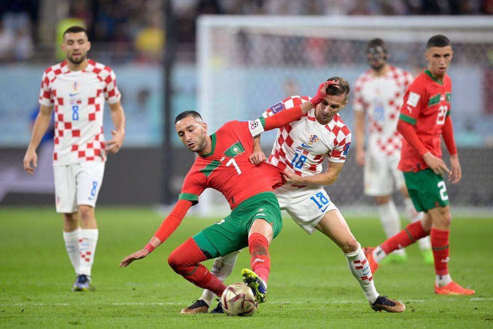 Duel pemain Kroasia dan Maroko dalam laga perebutan tempat ketiga Piala Dunia 2022. (Twitter/@WorldCup2022).