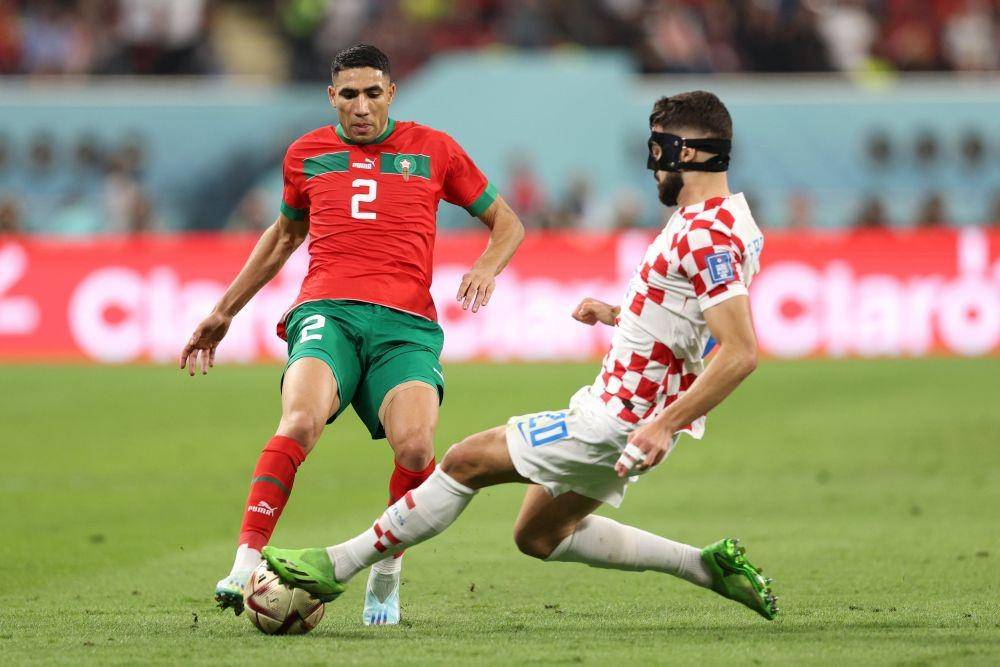 Duel pemain Kroasia dan Maroko dalam laga perebutan tempat ketiga Piala Dunia 2022. (Twitter/@WorldCup2022).