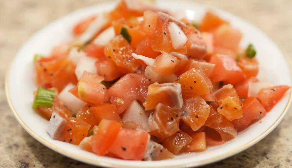 ilustrasi lomi-lomi salmon (youtube.com/Ono Hawaiin Recipes)