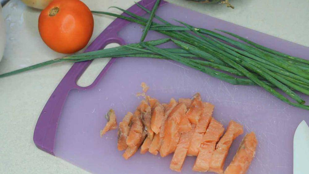 ilustrasi potong salmon (youtube.com/CookingandCrafting)