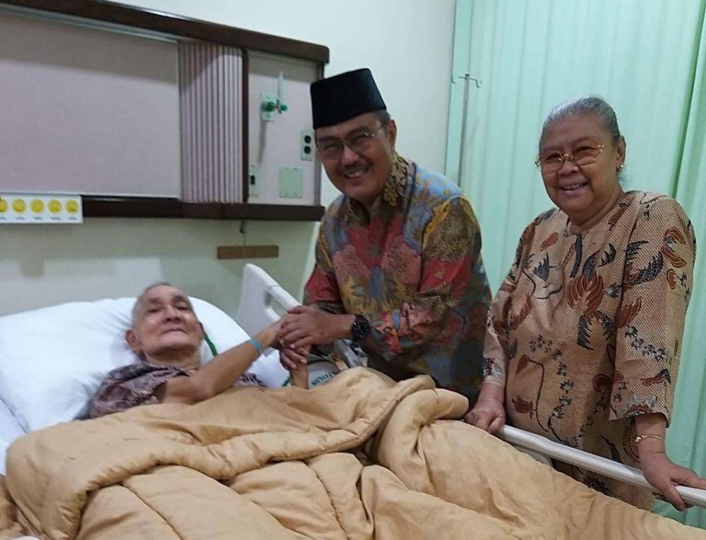 Mantan Wakil Presiden RI Try Sutrisno dirawat di Rumah Sakit (Twitter/Jimly Asshiddiqie)