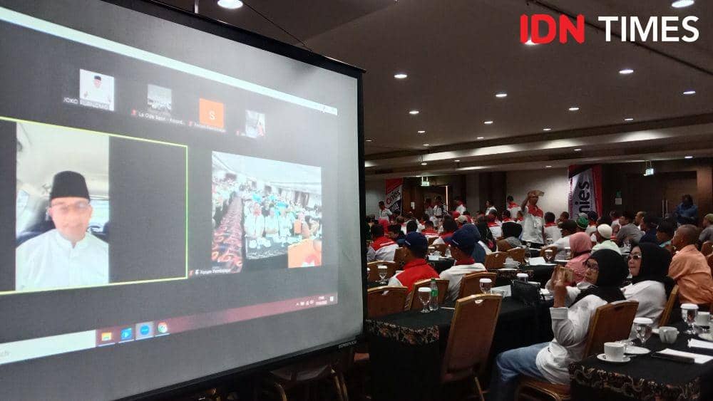 Bakal calon presiden yang diusung NasDem, Anies Rasyid Baswedan saat berbicara dalam sesi video conference yang disaksikan para relawannya di Kota Semarang. (IDN Times/Fariz Fardianto)
