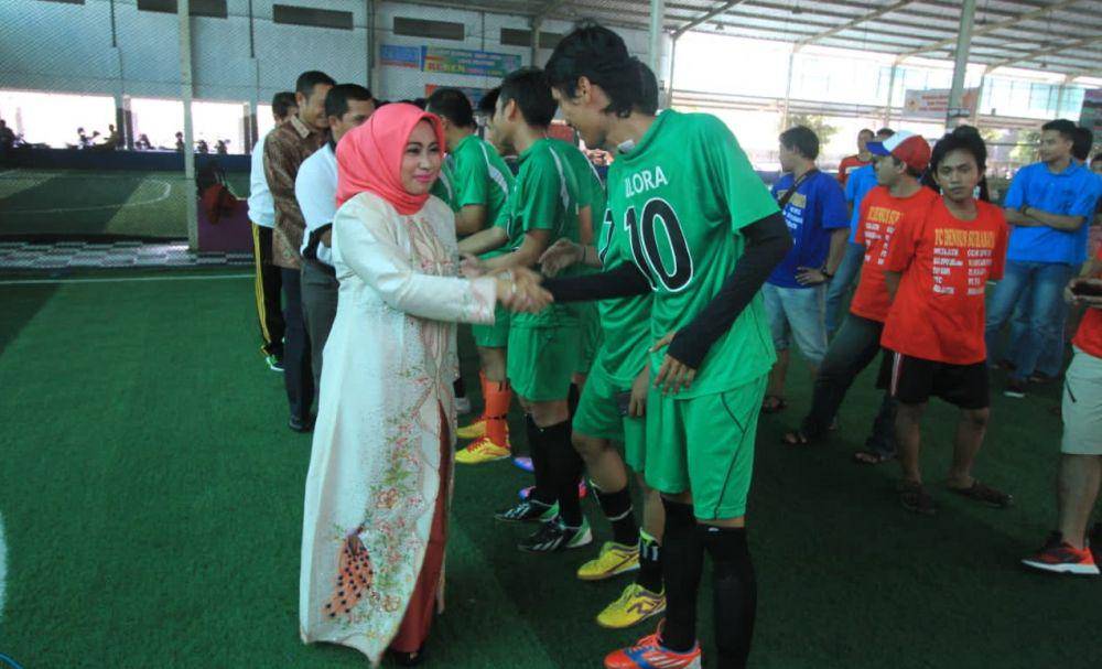 Iptu Umbaran Wibowo dan tim futsal dari Blora saat mengikuti kejuaraan futsal Bupati Lamongan. Dok Istimewa