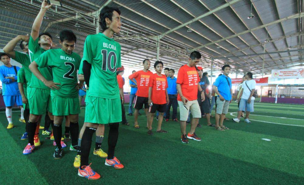 Iptu Umbaran Wibowo dan tim futsal dari Blora saat mengikuti kejuaraan futsal Bupati Lamongan. Dok Istimewa