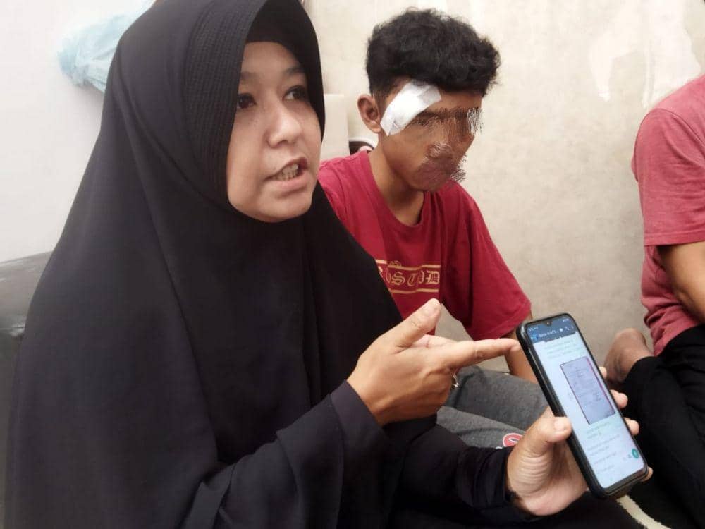 Ibu MF saat menemui awak media di rumahnya. (IDN Times/Istimewa)