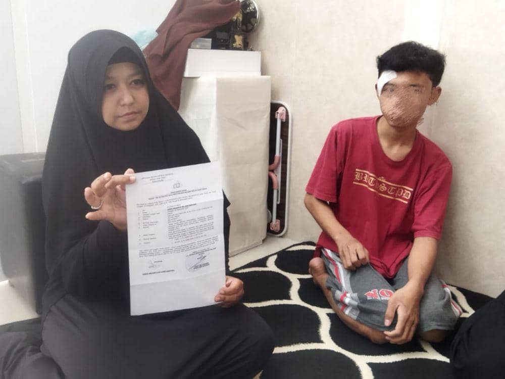 Ibu MF saat menunjukkan surat laporan ke Polres Malang. (IDN Times/Istimewa)