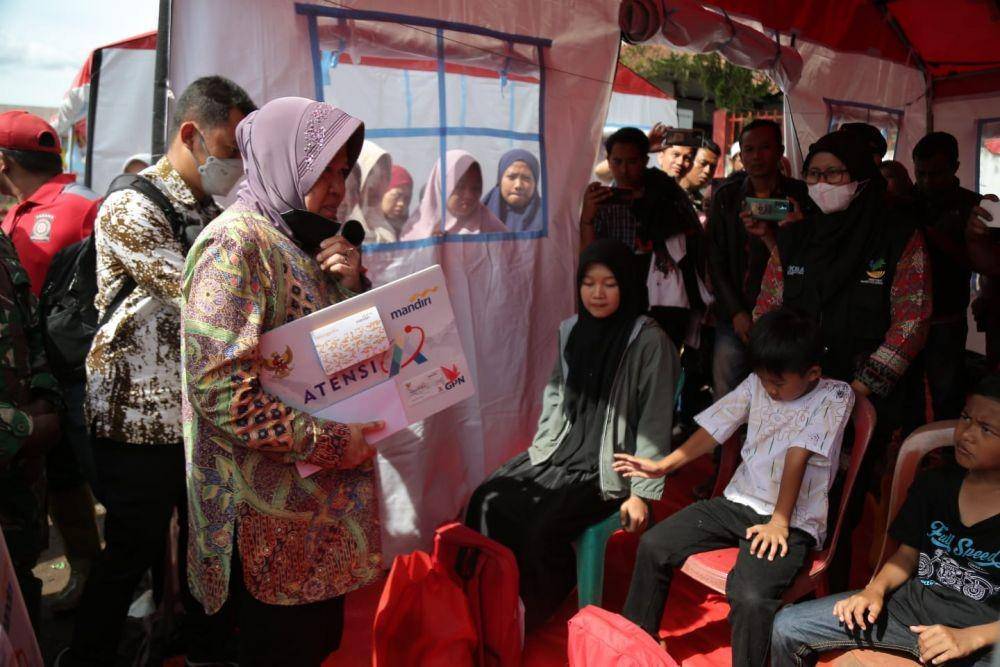 Mensos Risma salurkan bantuan di Cianjur/dok Kemensod