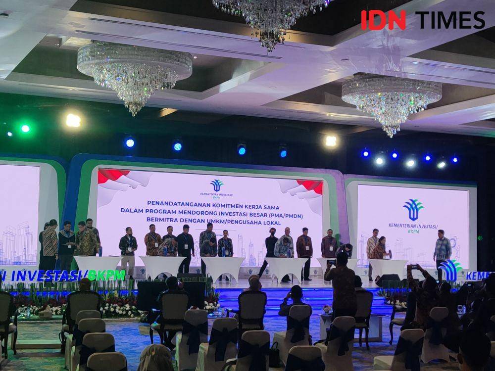 Penandatanganan Komitmen Kerja Sama dalam Program Kolaborasi Penanaman Modal Asing (PMA) dan Penanaman Modal Dalam Negeri (PMDN) dengan UMKM dilakukan di Hotel Mulia, Bali, kemarin 16/12/2022). (IDN Times/Hana Adi Perdana)