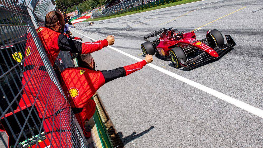 Kru Ferrari berselebrasi usai Leclerc finis pertama di GP Austria 2022. (formula1.com)