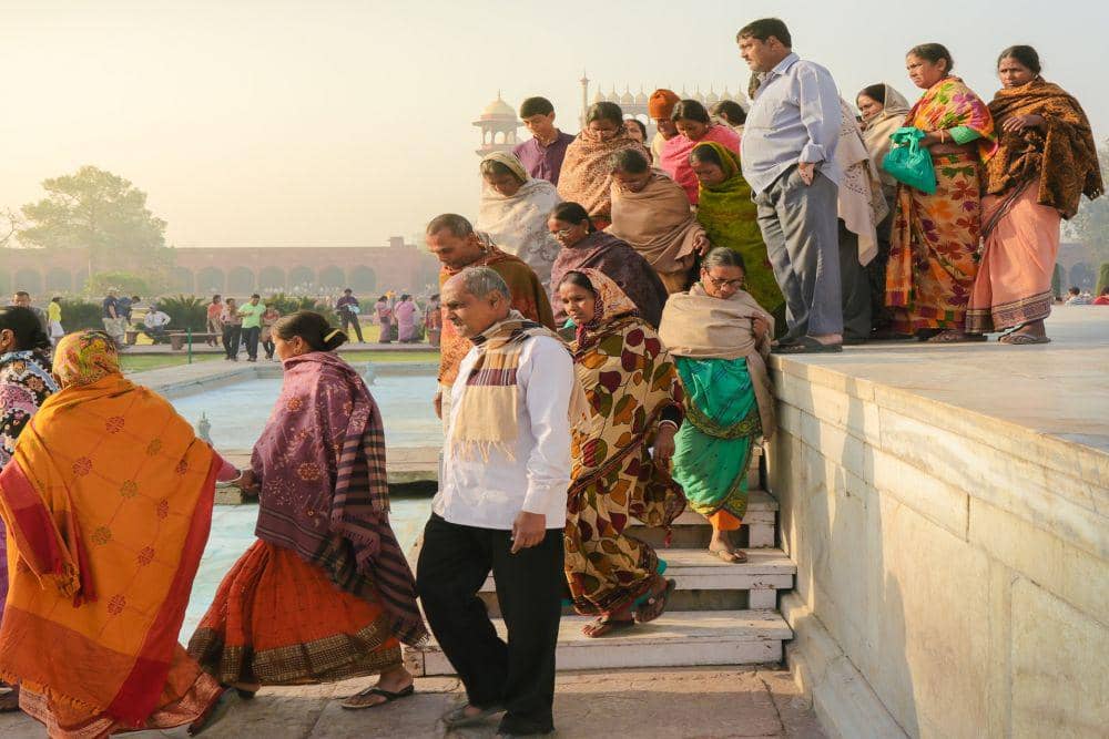 gambar orang sedang menuruni tangga bersama (unsplash.com/Martin Adams)