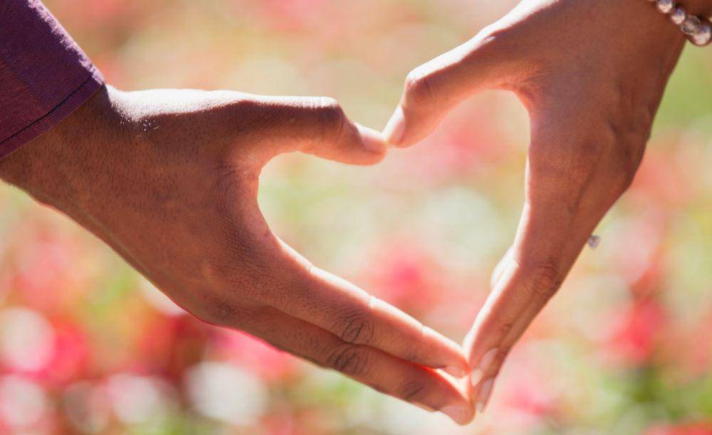tangan membentuk love (pexels.com/Jasmine Carter)
