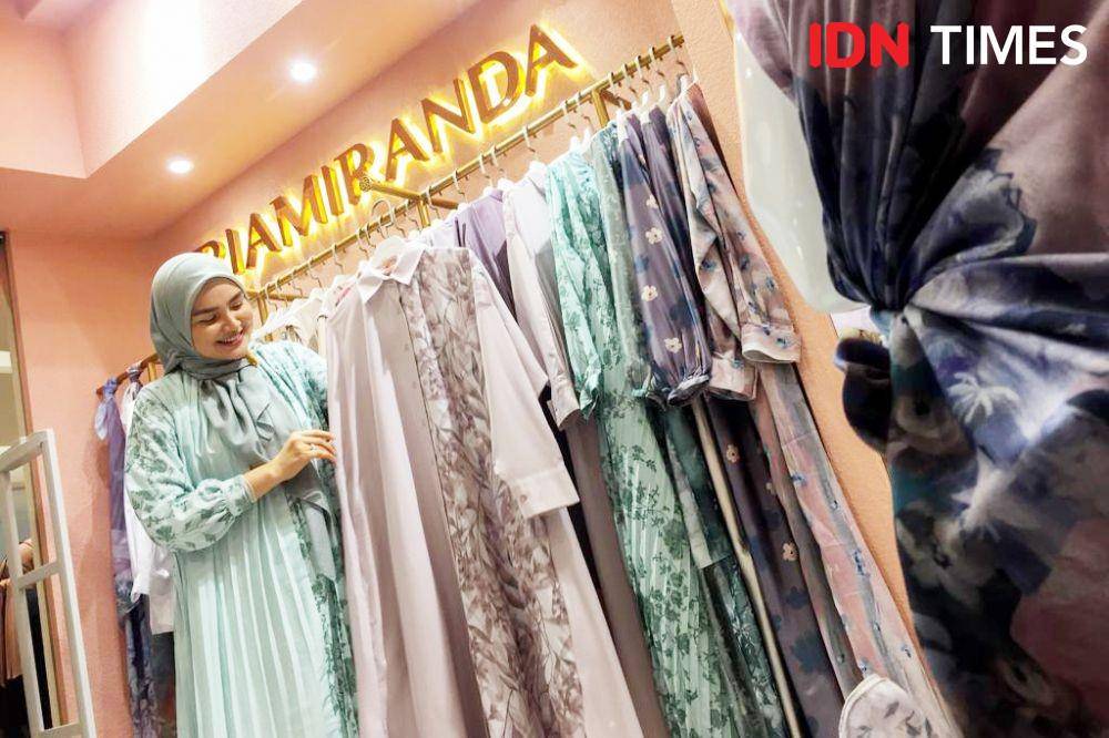 RiaMiranda membuka gerai baru di Sun Plaza Medan, Sabtu (17/12/2022). (IDN Times/Prayugo Utomo)
