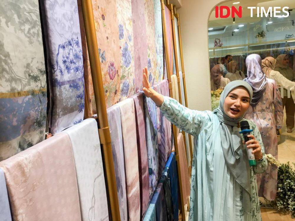 RiaMiranda membuka gerai baru di Sun Plaza Medan, Sabtu (17/12/2022). (IDN Times/Prayugo Utomo)
