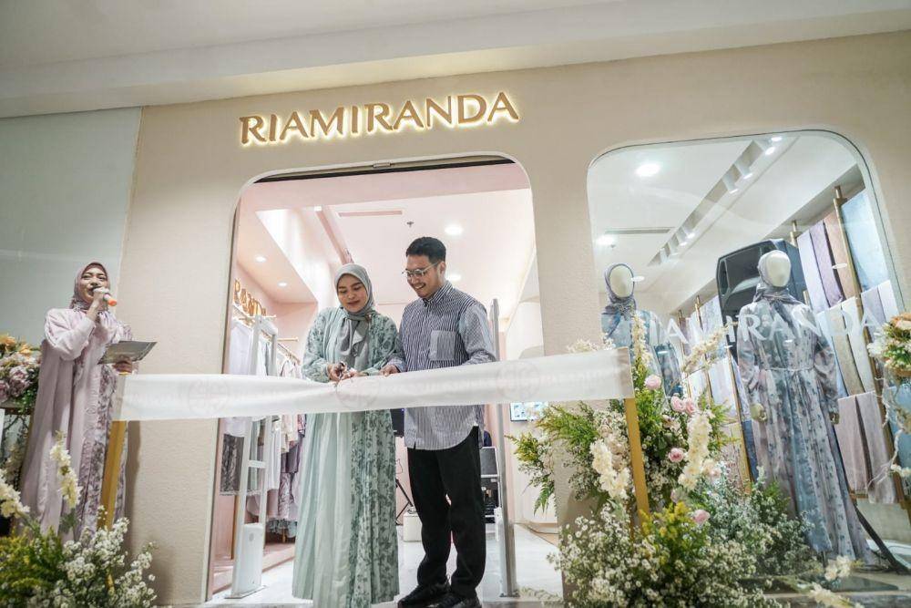 RiaMiranda membuka gerai baru di Sun Plaza Medan, Sabtu (17/12/2022). (IDN Times/Prayugo Utomo)