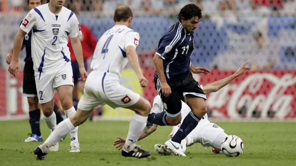Serbia Montenegro melawan Argentina di Piala Dunia 2006. (fifa.com)
