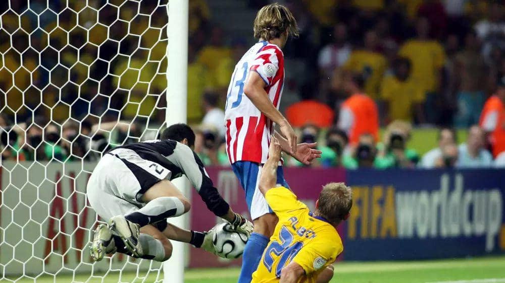 Paraguay melawan Swedia di Piala Dunia 2006. (fifa.com)