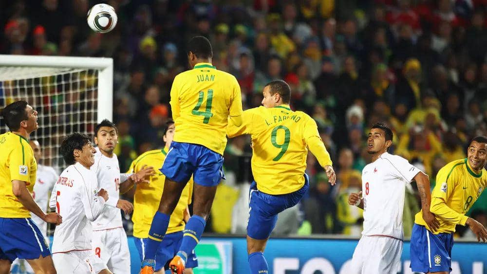 Chile melawan Brasil di Piala Dunia 2010. (fifa.com)