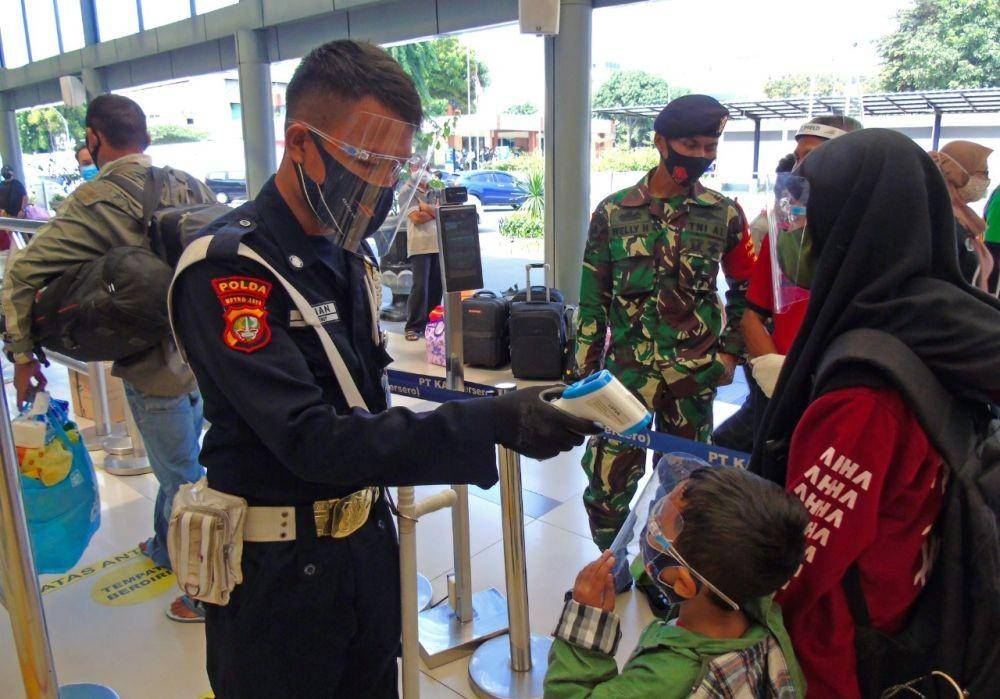 Petugas keamanan melakukan pengecekan suhu di stasiun KA (Dok. KAI.id)