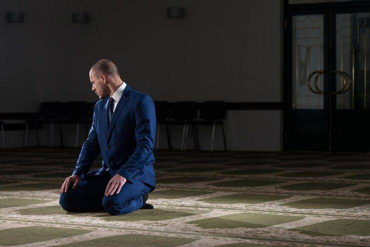 ilustrasi pria sedang salat malam(freepik.com/Ibrakovic)