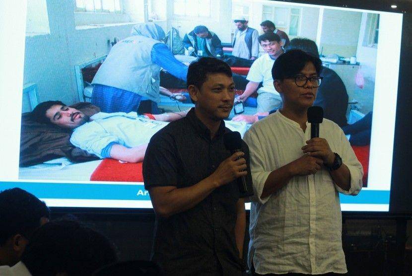 Baju putih: Pendiri Yayasan Prasasti Perdamaian (YPP), Noor Huda Ismail. (prasasti.org)