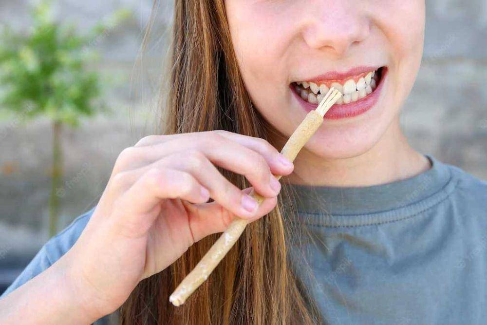 ilustrasi wanita sedang bersiwak(freepik.com/victoriafly)