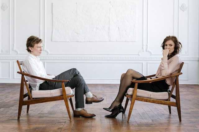 ilustrasi dua orang (pexels.com/cottonbro studio)