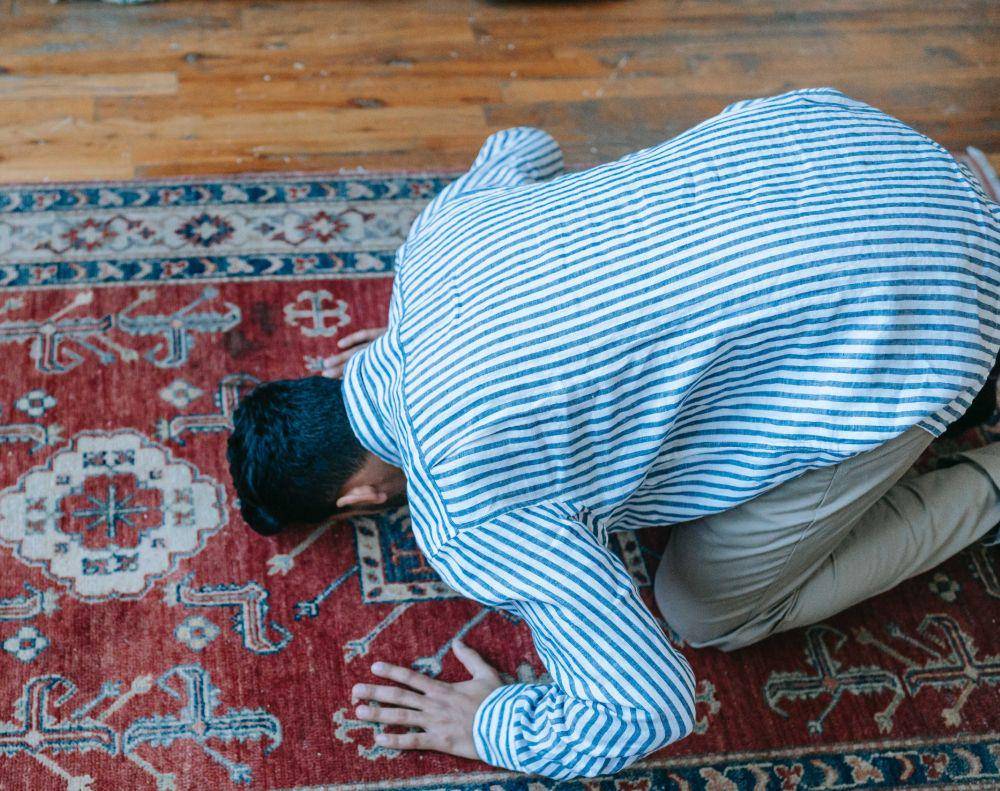ilustrasi shalat (pexels.com/Michael Burrows)