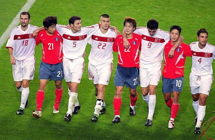 Song Chong Gug (kelima dari kiri) mencetak gol ke gawang Turki pada Piala Dunia 2002. (fifa.com)