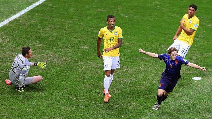 Daley Blind berhasil menciptakan gol ke gawang Brasil di Piala Dunia 2014. (fifa.com)