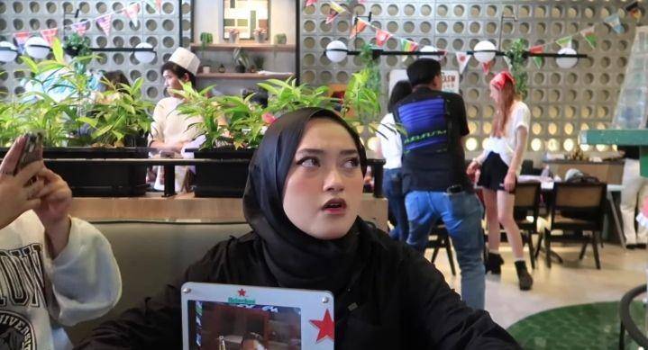 potret Indira Kalistha jajal Karen's Dinner (youtube.com/INDIRA KALISTHA)
