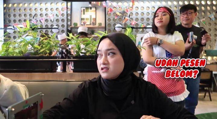 potret Indira Kalistha jajal Karen's Dinner (youtube.com/INDIRA KALISTHA)