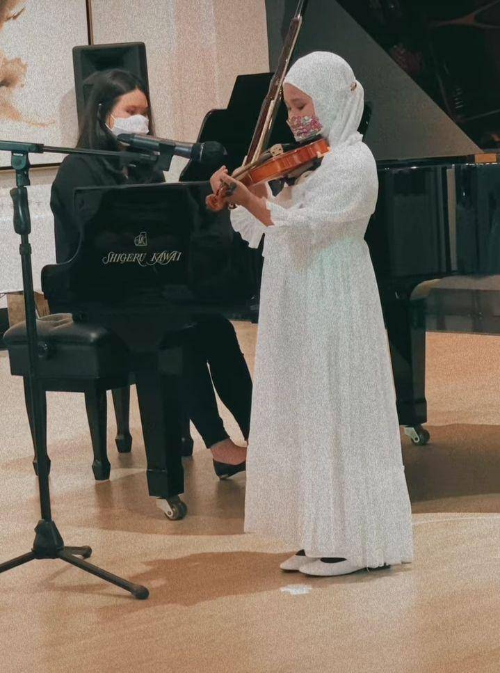 penampilan konser biola perdana Starla (instagram.com/mommy_starla)