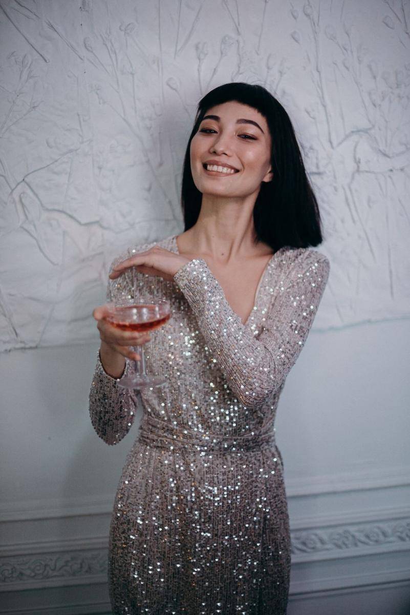 inspirasi outfit Natal (pexels.com/cottonbro studio)