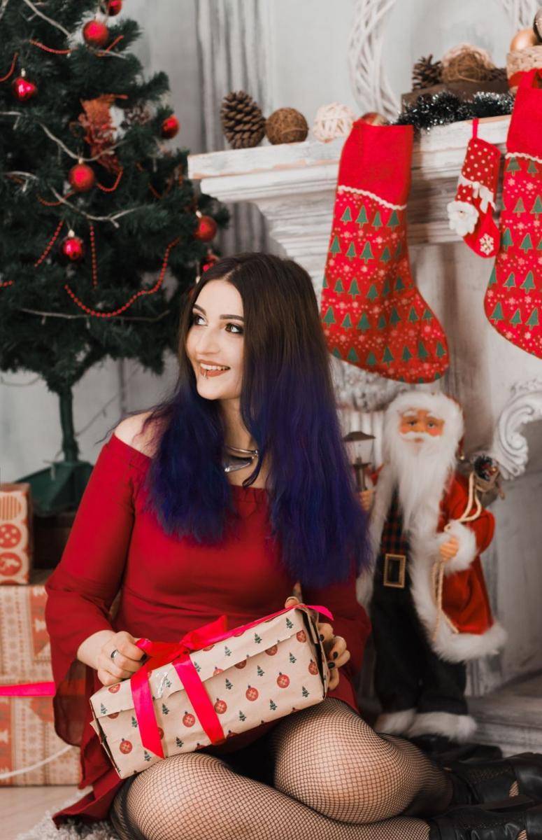 inspirasi outfit Natal (pexels.com/Irina Iriser)
