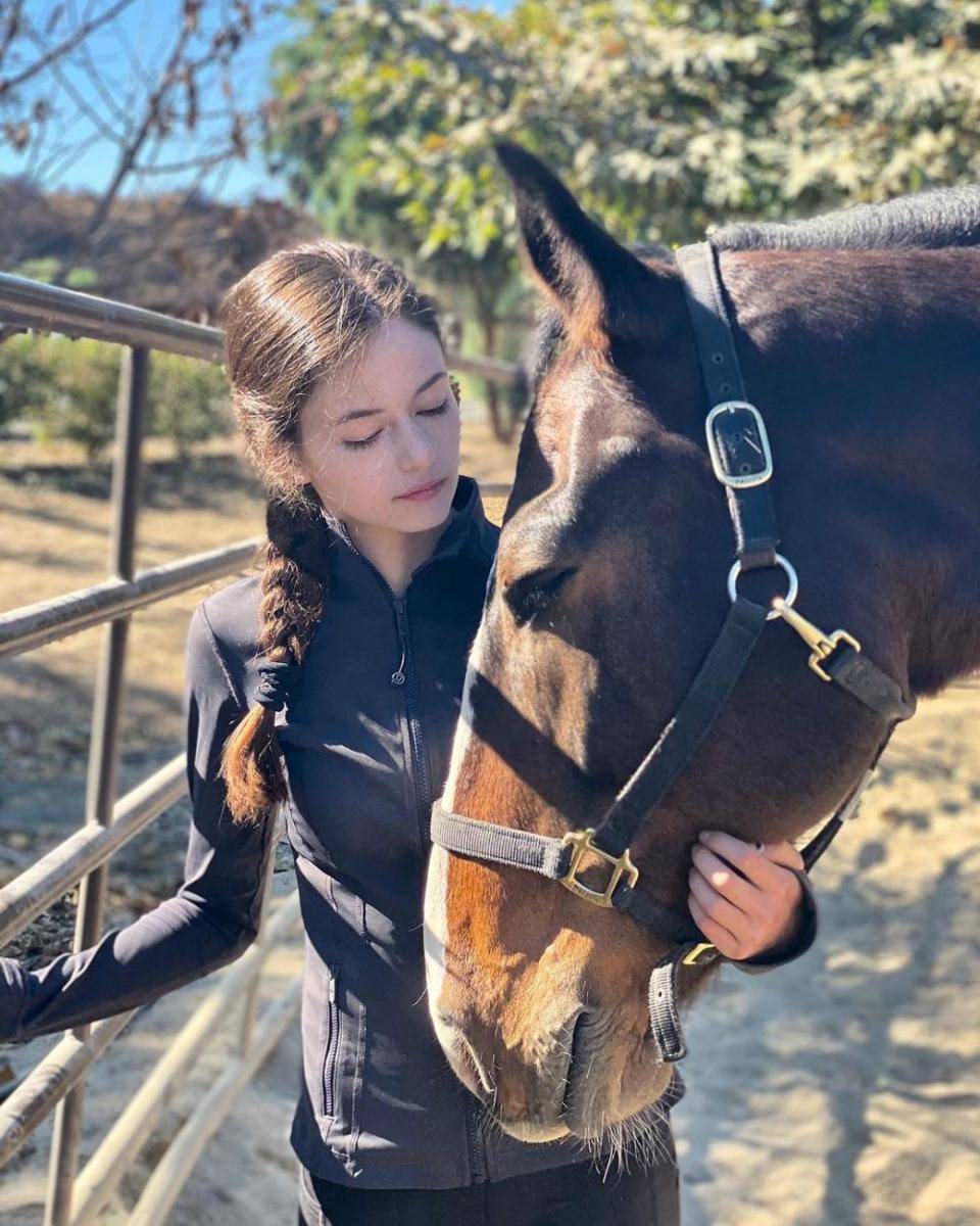 Mackenzie Foy (instagram.com/mackenziefoy)