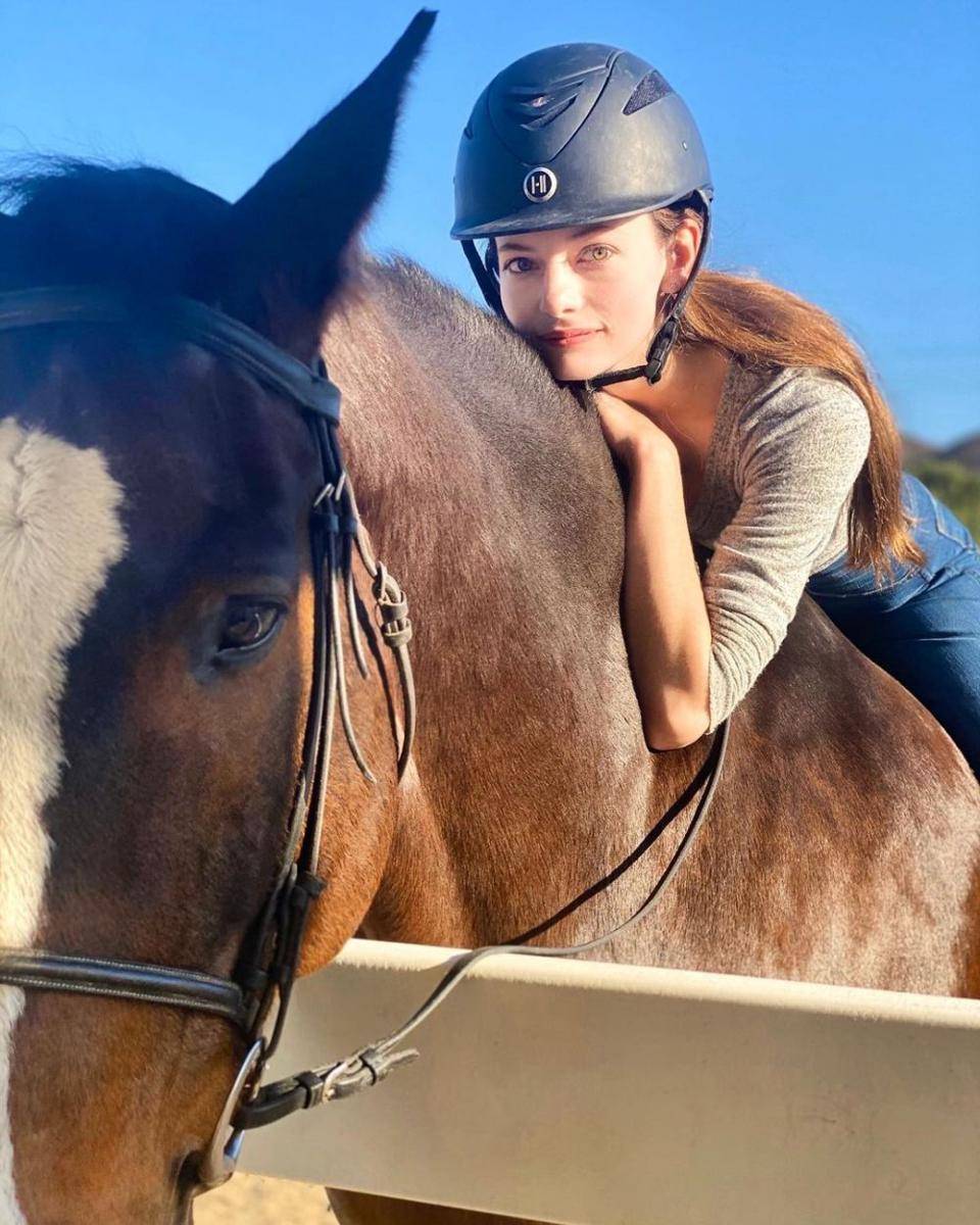 Mackenzie Foy (instagram.com/mackenziefoy)