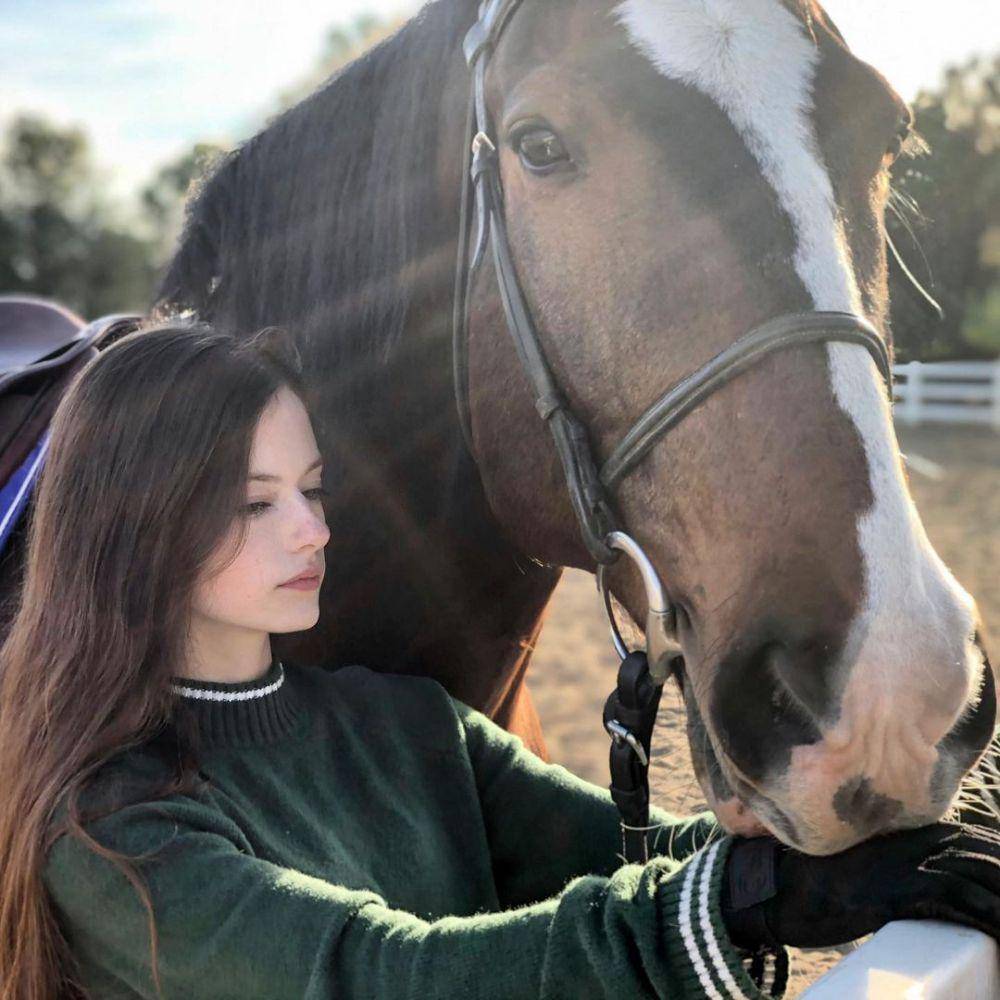 Mackenzie Foy (instagram.com/mackenziefoy)