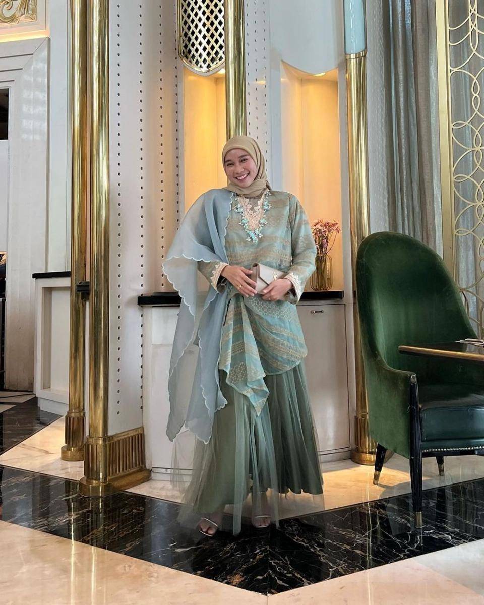 Busana kondangan kekinian. (instagram.com/nasariastri)