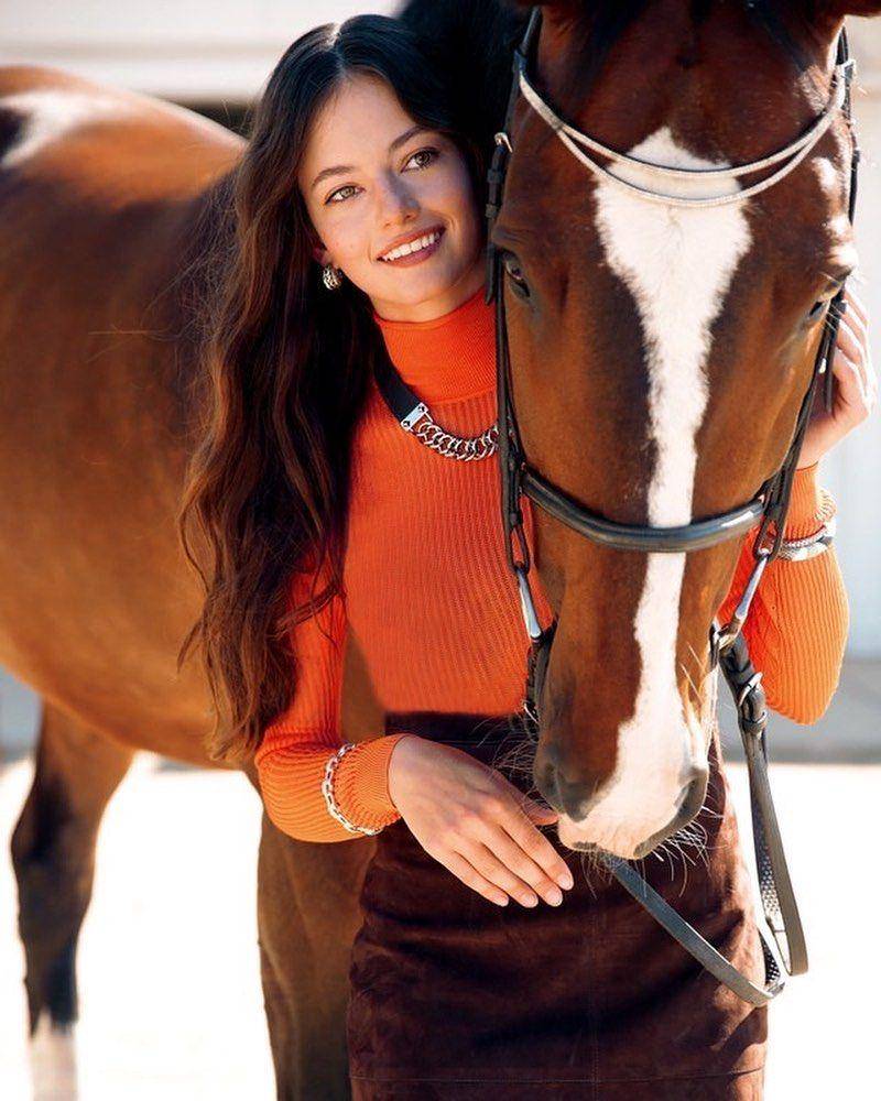 Mackenzie Foy (instagram.com/mackenziefoy)