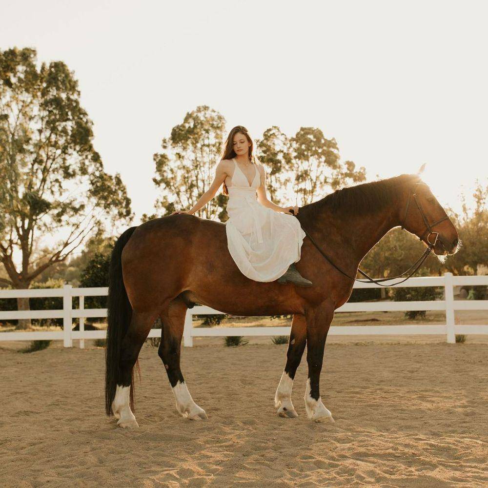 Mackenzie Foy (instagram.com/mackenziefoy)