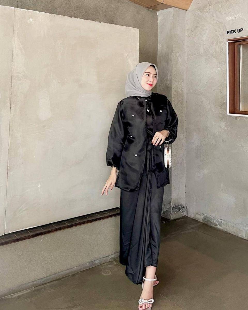 Busana kondangan kekinian. (instagram.com/azizahlimi)