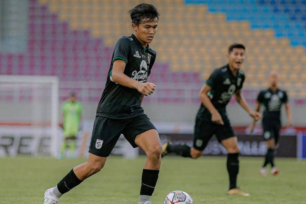 Persebaya Surabaya dalam laga persahabatan bertajuk Founders Game melawan Persis Solo pada musim 2022/2023. (instagram.com/officialpersebaya)