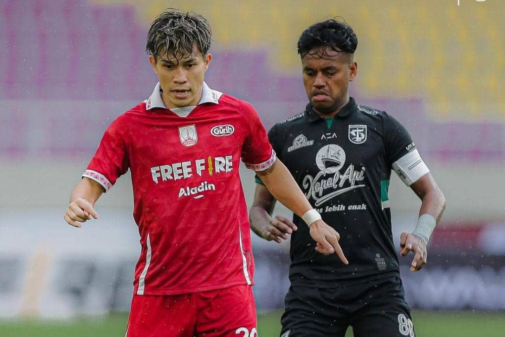 Ryo Matsumura (kiri) sebagai mesin gol Persis Solo dalam laga persahabatan melawan Persebaya Surabaya pada musim 2022/2023. (instagram.com/persisofficial)