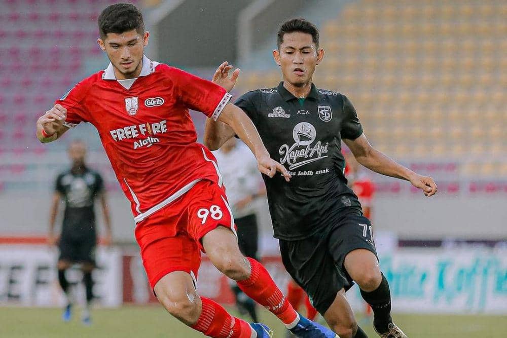 Laga persahabatan bertajuk Founders Game antara Persis Solo vs Persebaya Surabaya pada musim 2022/2023. (instagram.com/officialpersebaya)