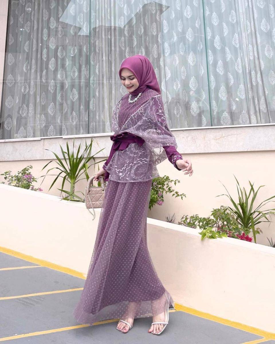 Busana kondangan kekinian. (instagram.com/elsanoviolin)
