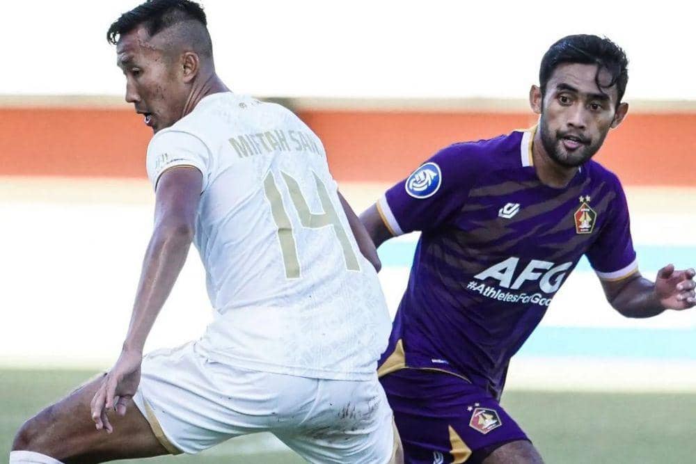 Duel pemain dalam laga Persik Kediri saat menang atas Dewa United di pekan 15 Liga 1 Indonesia 2022/2023. (instagram.com/persikfcofficial)