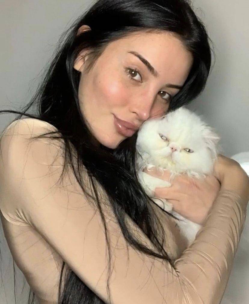 potret Liz bersama kucingnya (instagram.com/thewizardliz)
