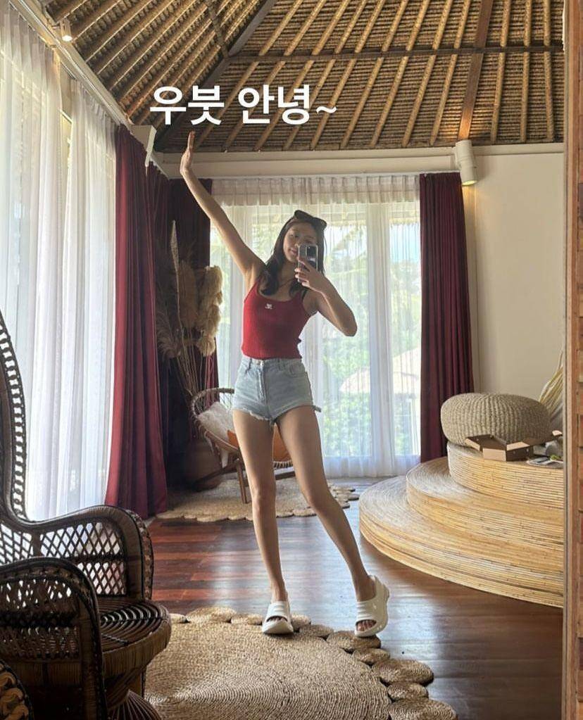potrey selfie mirror Seolhyun di vila bali (instagram.com/s2seolhyuns2)